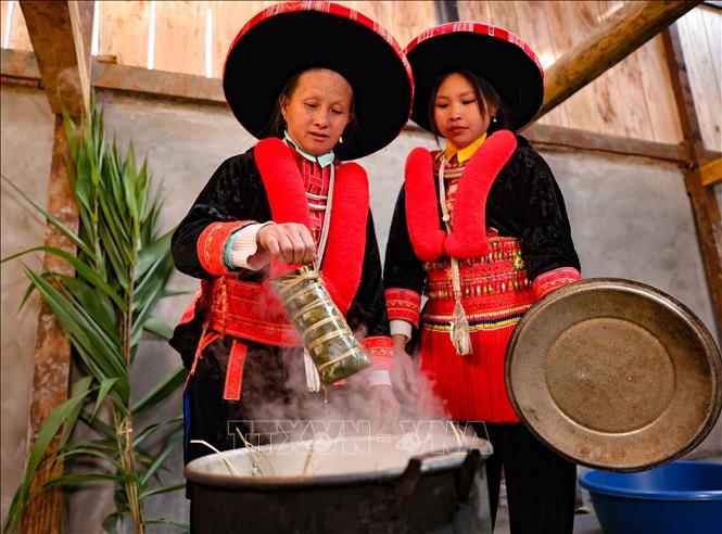 Bánh chưng được luộc khoảng 7 - 8 tiếng rồi vớt ra, treo lên dây cho ráo nước. Ảnh: Thanh Tùng - TTXVN 